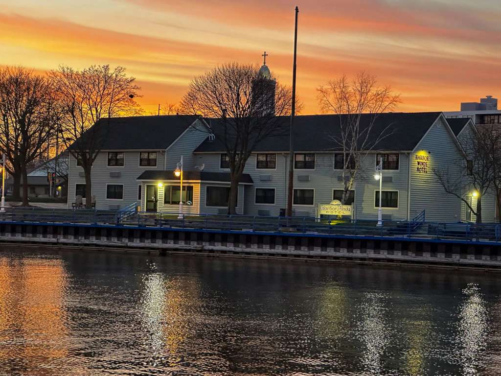 Harbor Winds Hotel