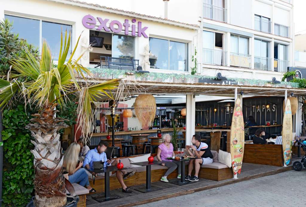 EXOTIK CAFÉ - Bar, tapas et cocktails, Ambiance Jeune et Dynamique