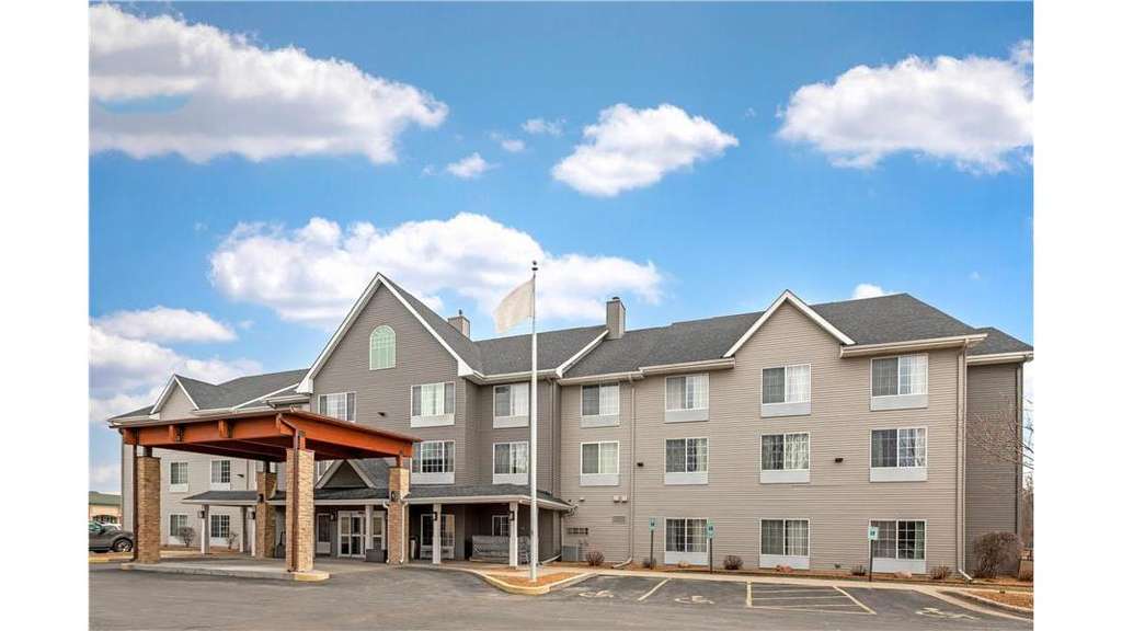 Country Inn & Suites by Radisson, West Bend, WI