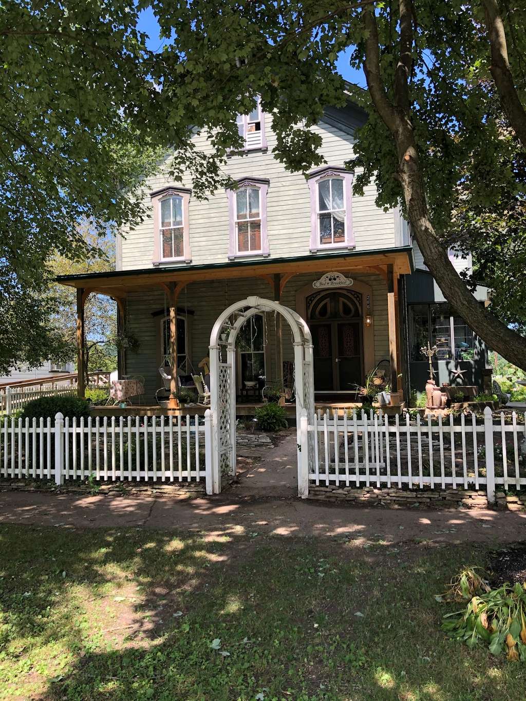 1873 Victorian Rose Bed & Breakfast
