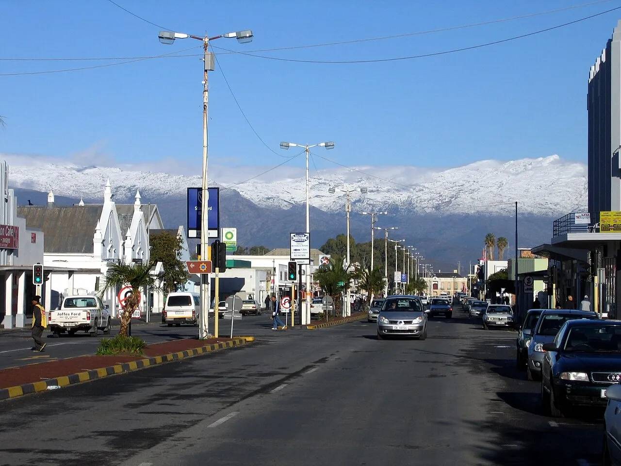 High Street and snow-capped mountains in Worcester. Photo: Andres de Wet (CC BY-SA 3.0).