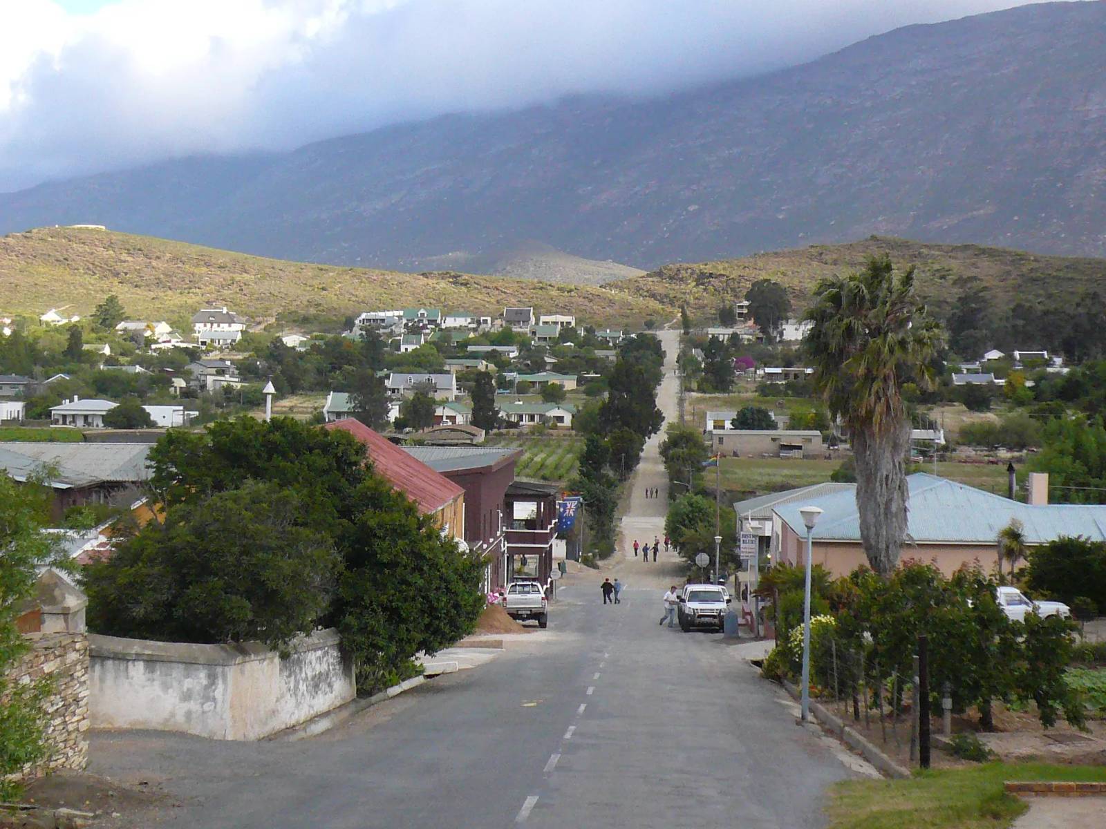 Barrydale town center and mountain backdrop. Photo: Taurus65 (CC BY-SA 3.0).